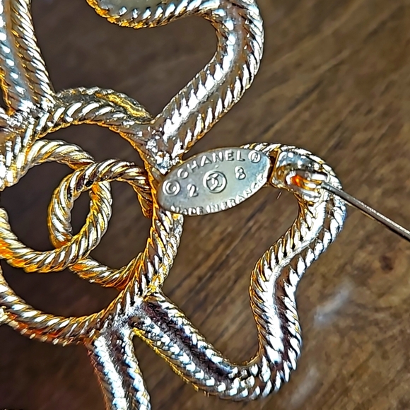 🚫SOLD🚫 CHANEL CC Brooch Vintage Gold Shamrock - Picture 4 of 4